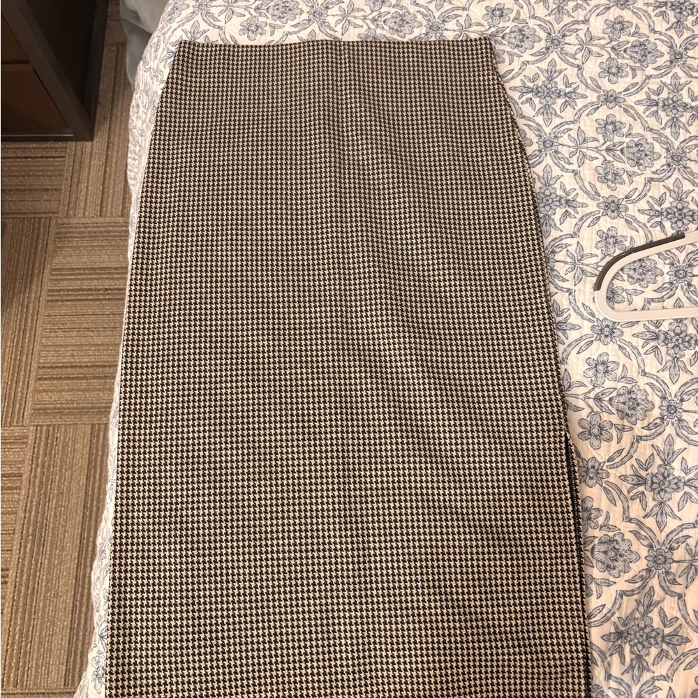 LOFT Monochrome Houndstooth Pencil Skirt
